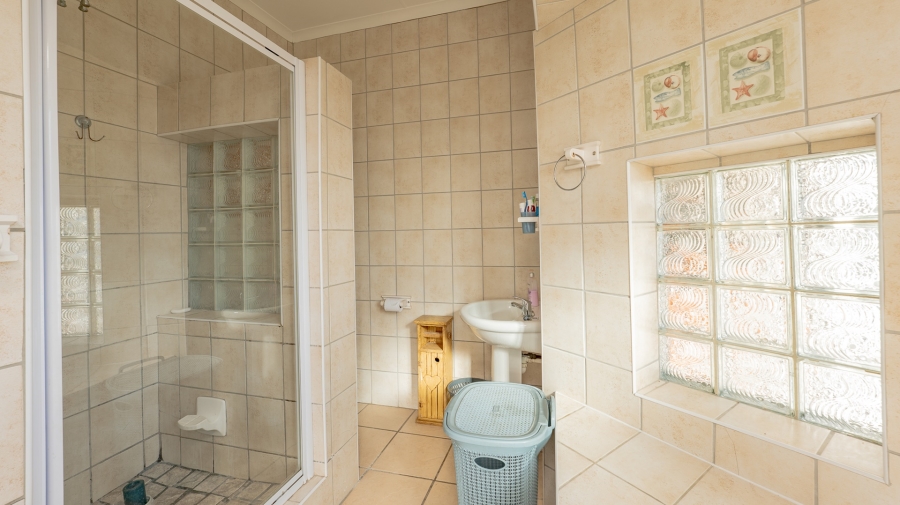 4 Bedroom Property for Sale in Struisbaai Western Cape